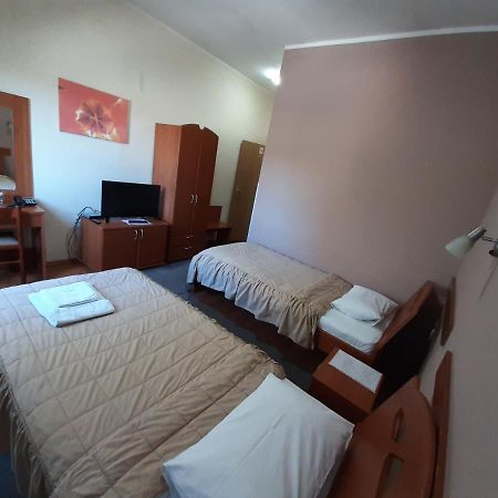 Sin-Kom Hotel Garni Pirot Exteriör bild