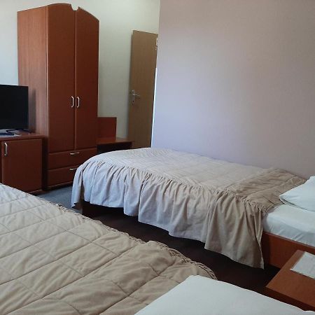 Sin-Kom Hotel Garni Pirot Exteriör bild