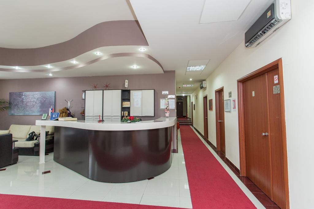 Sin-Kom Hotel Garni Pirot Exteriör bild