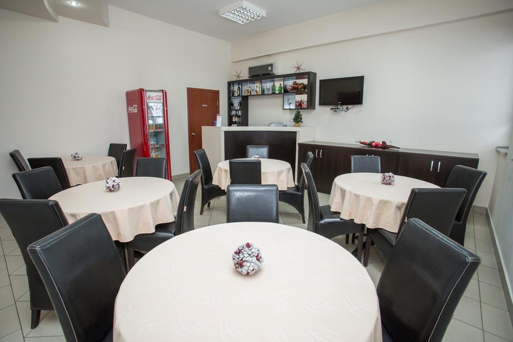 Sin-Kom Hotel Garni Pirot Exteriör bild