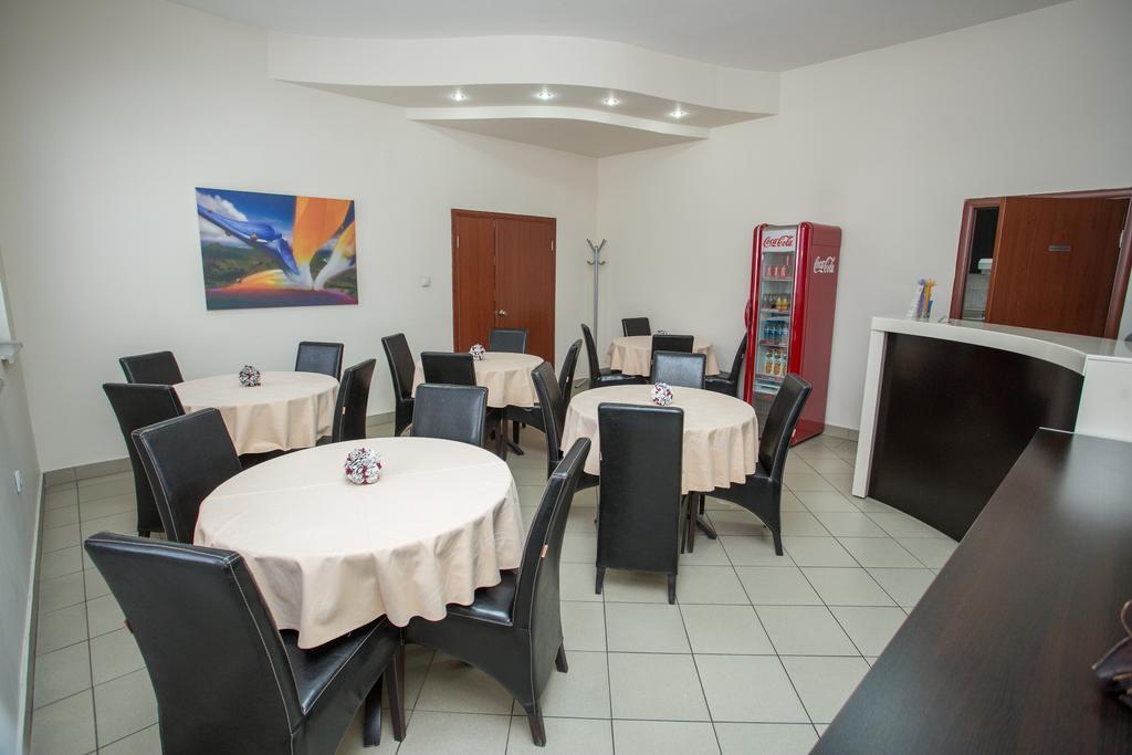 Sin-Kom Hotel Garni Pirot Exteriör bild