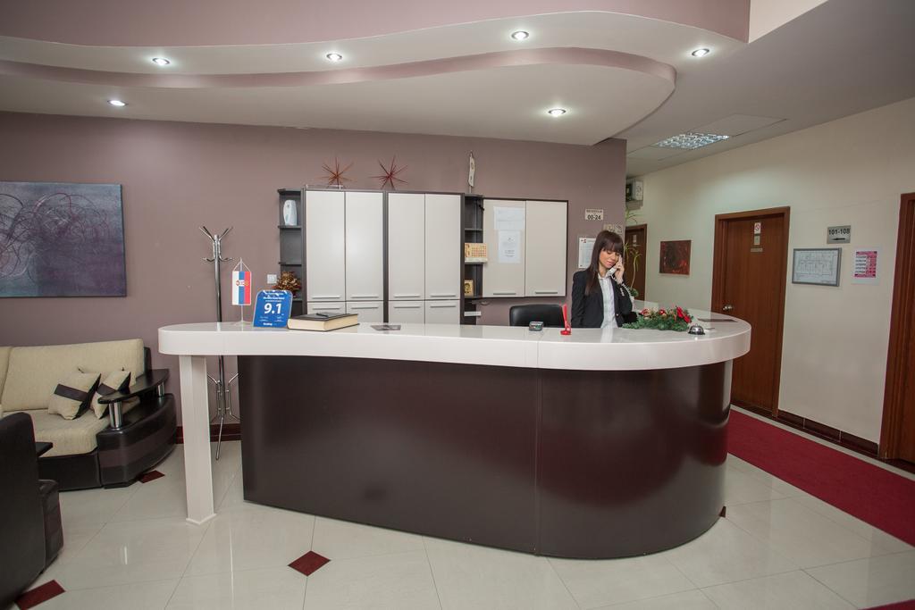 Sin-Kom Hotel Garni Pirot Exteriör bild