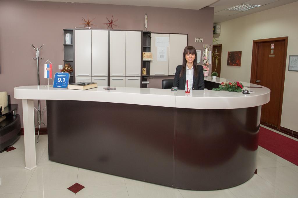 Sin-Kom Hotel Garni Pirot Exteriör bild