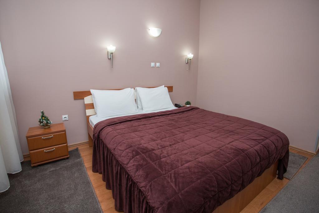 Sin-Kom Hotel Garni Pirot Exteriör bild