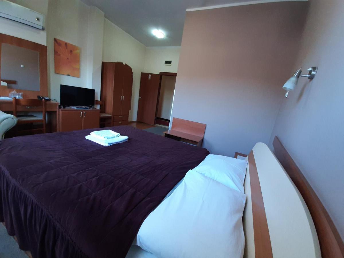 Sin-Kom Hotel Garni Pirot Exteriör bild