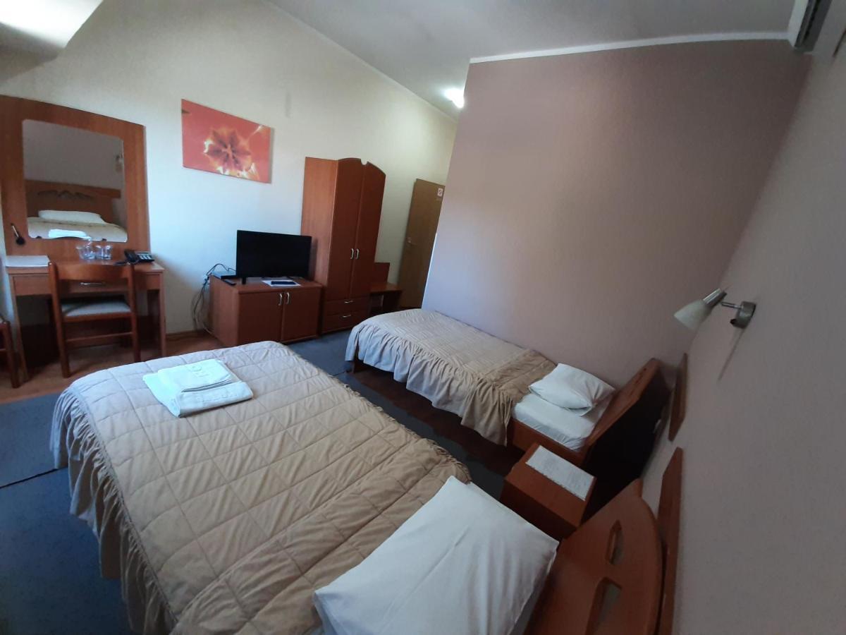Sin-Kom Hotel Garni Pirot Exteriör bild